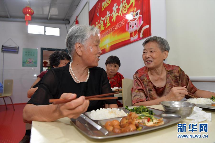 （新華全媒頭條·圖文互動）（11）歷史交匯點上的宏偉藍(lán)圖——《中共中央關(guān)于制定國民經(jīng)濟(jì)和社會發(fā)展第十四個五年規(guī)劃和二〇三五年遠(yuǎn)景目標(biāo)的建議》誕生記