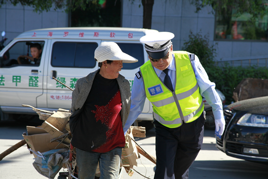 崔光日同志護送老年人過馬路