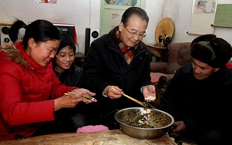 溫家寶在山東與基層干部群眾共度春節(jié)