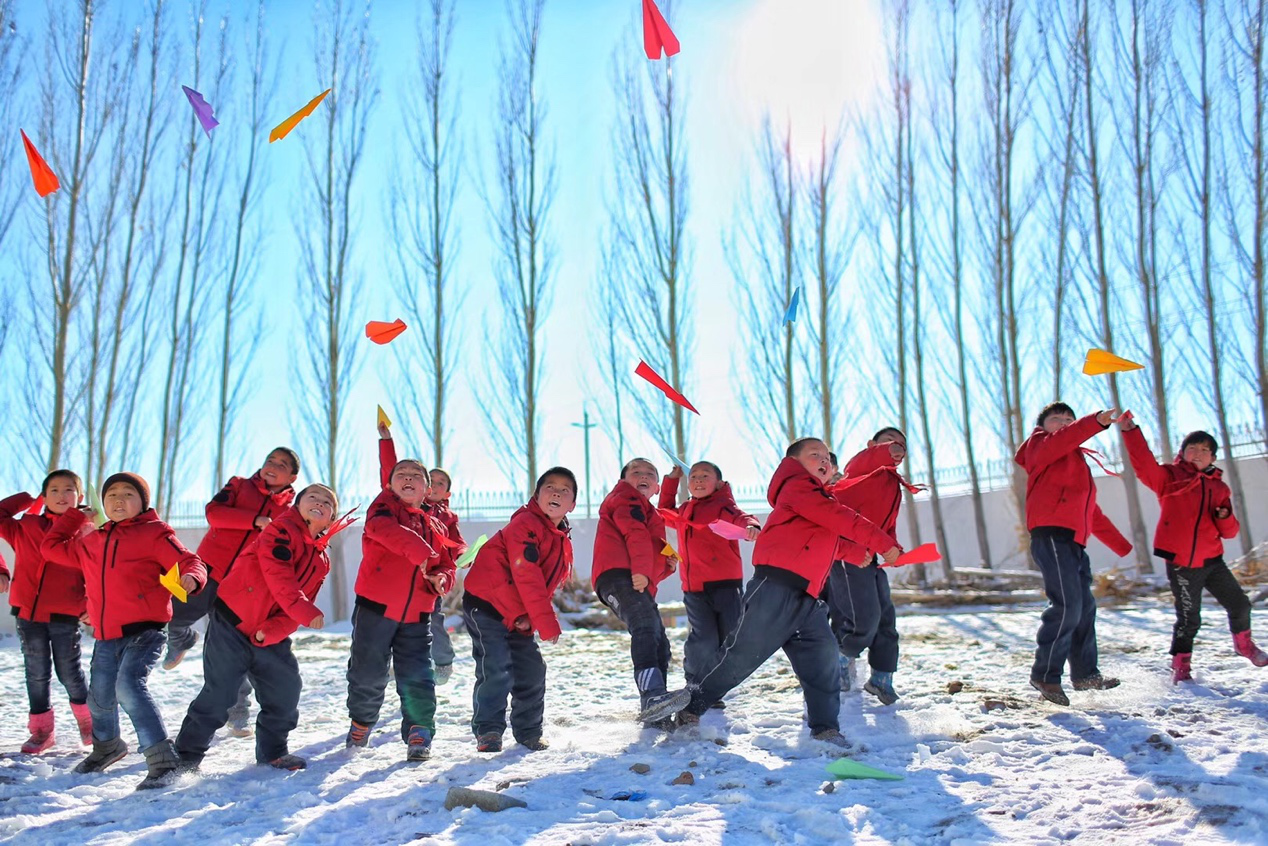 2017年11月15日， “多一克溫暖”公益行動走進北疆地區(qū)，實現(xiàn)了從物質(zhì)捐贈到“物質(zhì)+精神”溫暖的升級。 “體操冠軍”楊威、好妹妹樂隊等傾情加盟，不僅為孩子們帶來加厚羽絨服和御寒物資，還準備了溫暖的課堂。