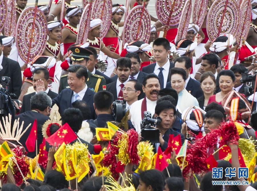 9月16日，國家主席習近平抵達科倫坡，開始對斯里蘭卡進行國事訪問。在班達拉奈克國際機場，習近平和夫人彭麗媛受到拉賈帕克薩總統(tǒng)夫婦熱情迎接。新華社記者黃敬文攝 