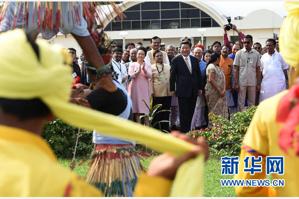 9月17日，國家主席習近平抵達古吉拉特邦艾哈邁達巴德市，開始對印度進行國事訪問。這是印度青年跳起古吉拉特邦傳統(tǒng)舞蹈，歡迎習近平和夫人彭麗媛。新華社記者 馬占成 攝