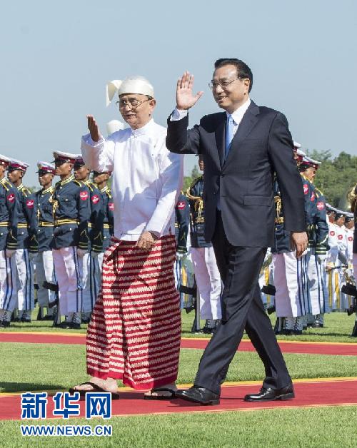 11月14日，中國國務(wù)院總理李克強在內(nèi)比都同緬甸總統(tǒng)吳登盛舉行會談。這是會談前，吳登盛在緬甸總統(tǒng)府前廣場為李克強舉行隆重的歡迎儀式。新華社記者 王曄 攝