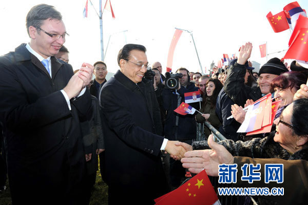 12月18日，中國國務(wù)院總理李克強(qiáng)在貝爾格萊德同塞爾維亞總理武契奇共同出席貝爾格萊德跨多瑙河大橋竣工儀式。這是李克強(qiáng)在儀式現(xiàn)場同塞爾維亞群眾親切握手。新華社記者 饒愛民 攝