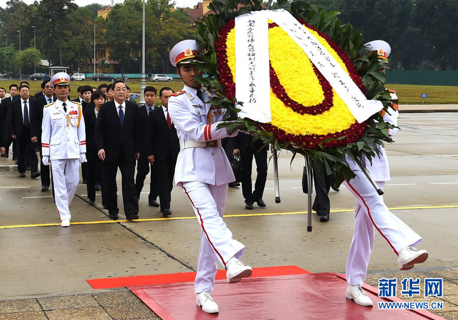 12月25日至27日，中共中央政治局常委、全國(guó)政協(xié)主席俞正聲對(duì)越南進(jìn)行正式訪(fǎng)問(wèn)。 這是12月27日，俞正聲在河內(nèi)瞻仰胡志明主席陵。新華社記者劉建生攝