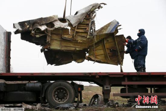 資料圖：2014年11月16日，烏克蘭頓涅茨克地區(qū)，墜毀MH17飛機事故現(xiàn)場成功搜尋到起落架的部分殘骸，一大塊機身殘片等。