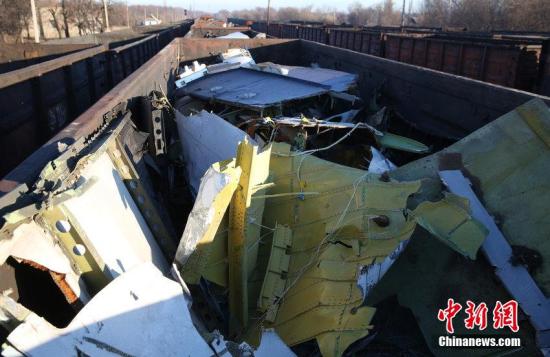 資料圖：烏克蘭頓涅茨克，MH17墜毀客機(jī)的殘骸裝上火車。圖片來源：CFP視覺中國(guó)