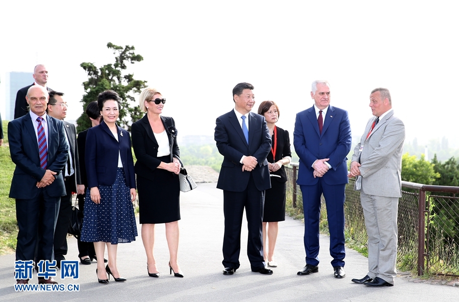 6月17日，中國(guó)國(guó)家主席習(xí)近平和夫人彭麗媛在塞爾維亞總統(tǒng)尼科利奇夫婦陪同下參觀具有悠久歷史的貝爾格萊德卡萊梅格丹公園。 新華社記者 馬占成 攝