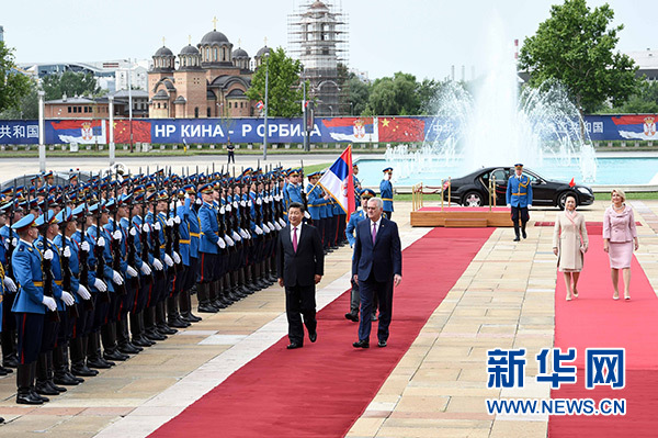 6月18日，國家主席習近平出席塞爾維亞總統(tǒng)尼科利奇在貝爾格萊德舉行的隆重歡迎儀式。 新華社記者饒愛民攝