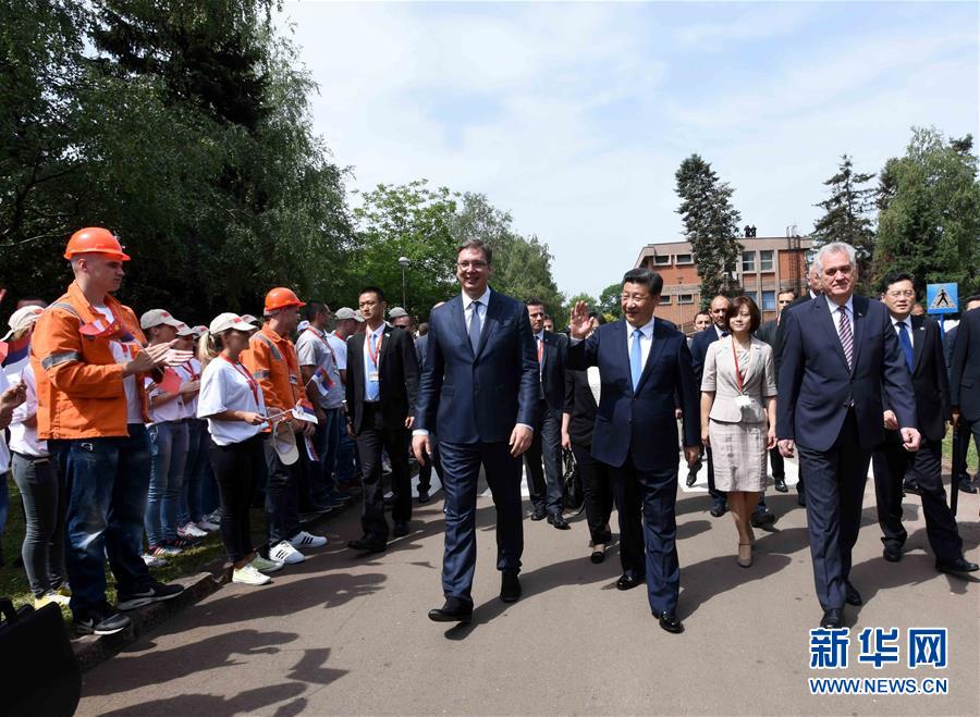 6月19日上午，國家主席習近平在貝爾格萊德參觀河鋼集團塞爾維亞斯梅代雷沃鋼廠。習近平抵達時，塞爾維亞總統(tǒng)尼科利奇、總理武契奇在停車處熱情迎接。鋼廠工人和家屬、當?shù)厥忻駭?shù)千人夾道歡迎。新華社記者 饒愛民 攝