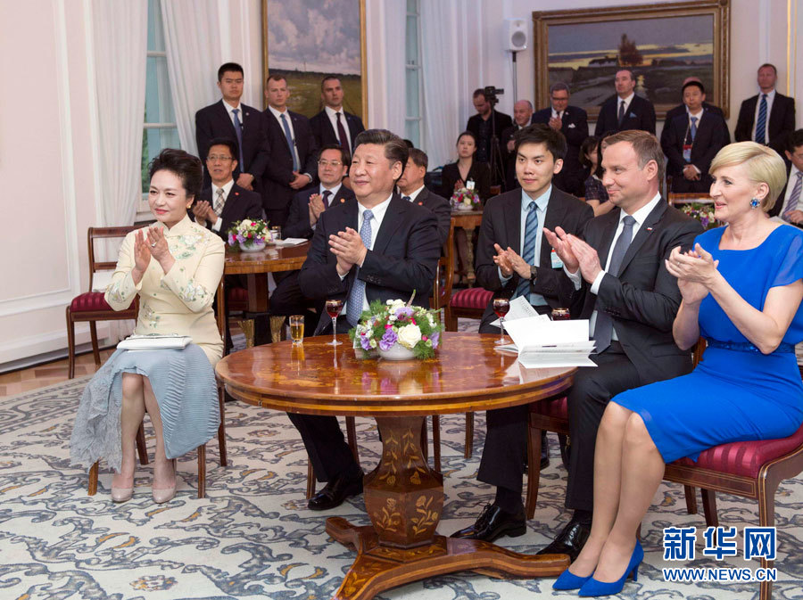 6月19日，國(guó)家主席習(xí)近平和夫人彭麗媛下午抵達(dá)波蘭首都華沙，當(dāng)晚即應(yīng)邀來(lái)到貝爾維德宮做客。這是習(xí)近平和彭麗媛同杜達(dá)夫婦共同欣賞波蘭馬佐夫舍民族歌舞團(tuán)的精彩演出。新華社記者 謝環(huán)馳 攝 