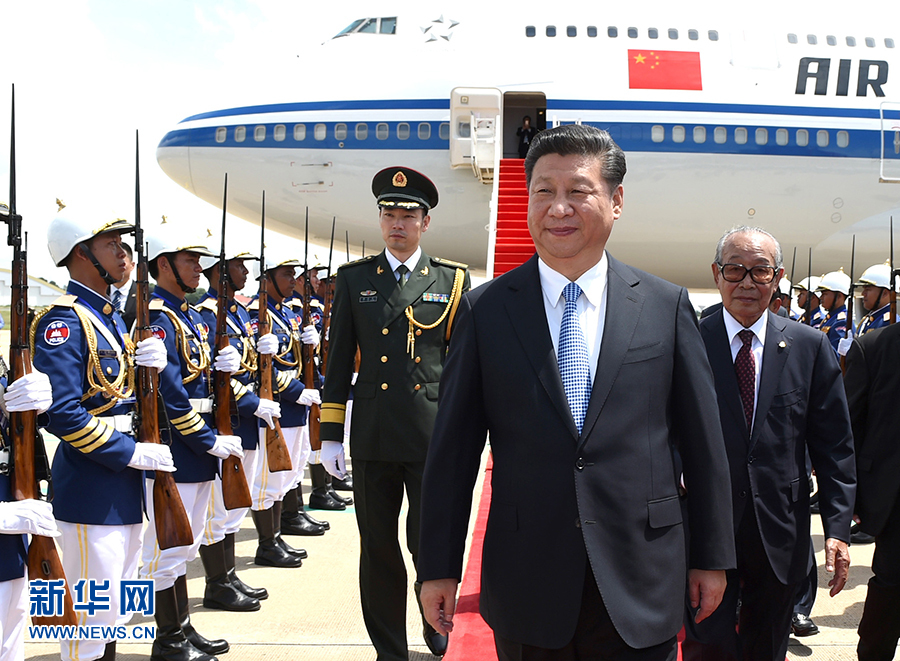 10月13日，國家主席習近平乘專機抵達金邊國際機場，開始對柬埔寨王國進行國事訪問。柬埔寨副首相兼王宮事務大臣貢桑奧親王和夏卡朋親王、阿倫公主等在舷梯旁熱情迎接習近平主席。新華社記者　謝環(huán)馳　攝