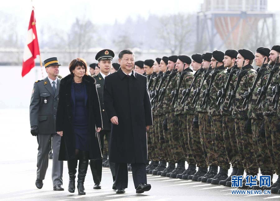 1月15日，國家主席習(xí)近平乘專機抵達蘇黎世，開始對瑞士聯(lián)邦進行國事訪問。 這是習(xí)近平在瑞士聯(lián)邦主席洛伊特哈德陪同下檢閱儀仗隊。新華社記者 蘭紅光 攝