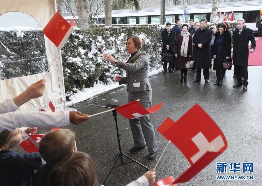 這是習(xí)近平和夫人彭麗媛在伯爾尼克爾薩茨火車站觀看瑞士童聲合唱團(tuán)表演。 新華社記者 蘭紅光 攝