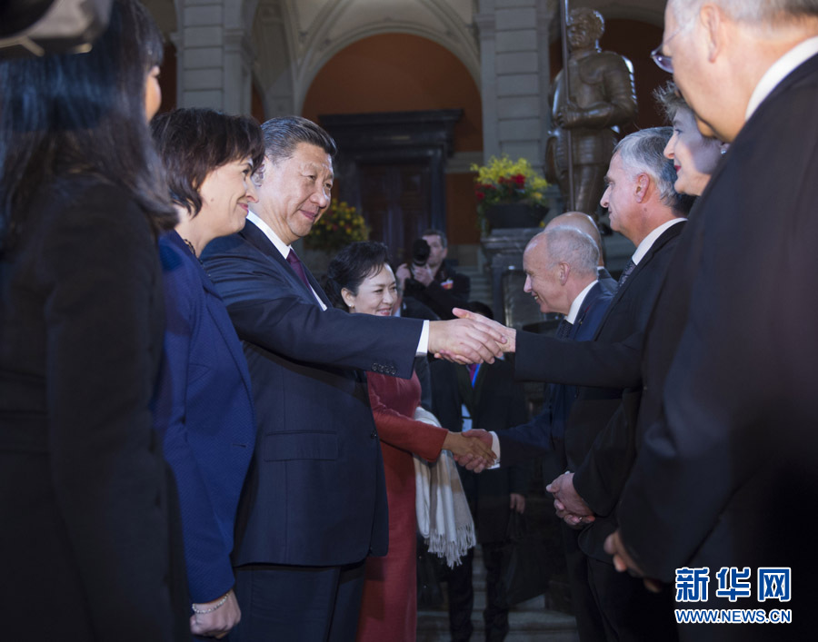 1月15日，國(guó)家主席習(xí)近平在伯爾尼出席瑞士聯(lián)邦委員會(huì)全體委員集體舉行的迎接儀式并致辭。 新華社記者 謝環(huán)馳 攝