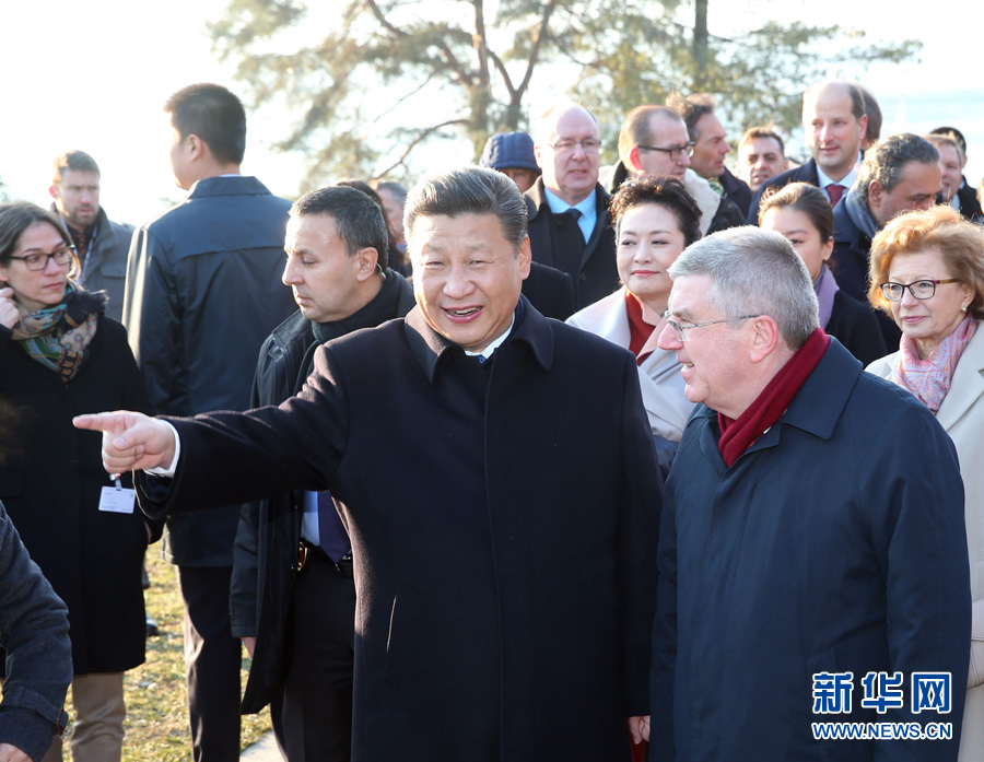 1月18日，國(guó)家主席習(xí)近平在瑞士洛桑國(guó)際奧林匹克博物館會(huì)見(jiàn)國(guó)際奧林匹克委員會(huì)主席巴赫。這是會(huì)見(jiàn)后，習(xí)近平和夫人彭麗媛在巴赫主席夫婦陪同下，參觀國(guó)際奧林匹克博物館。新華社記者 姚大偉 攝