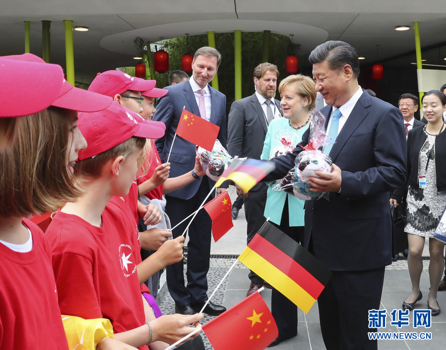 7月5日，國家主席習(xí)近平同德國總理默克爾共同出席柏林動(dòng)物園大熊貓館開館儀式。這是習(xí)近平向現(xiàn)場(chǎng)的孩子們贈(zèng)送大熊貓毛絨玩具。 新華社記者謝環(huán)馳 攝