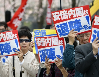 麻煩重重 安倍難逃“森友劫”？